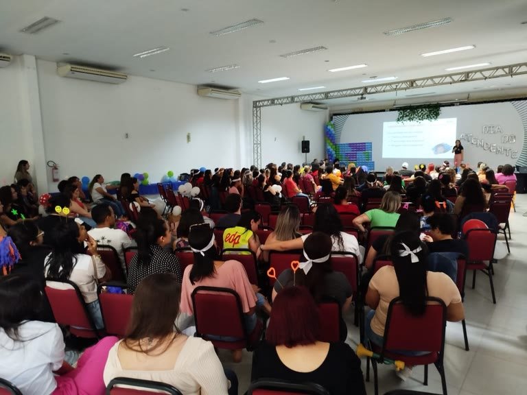 Auditório cheio, visto de trás, durante uma palestra conduzida pelo Instituto