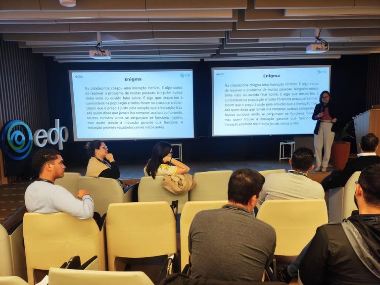 Plateia acompanhando apresentação em auditório de empresa cliente