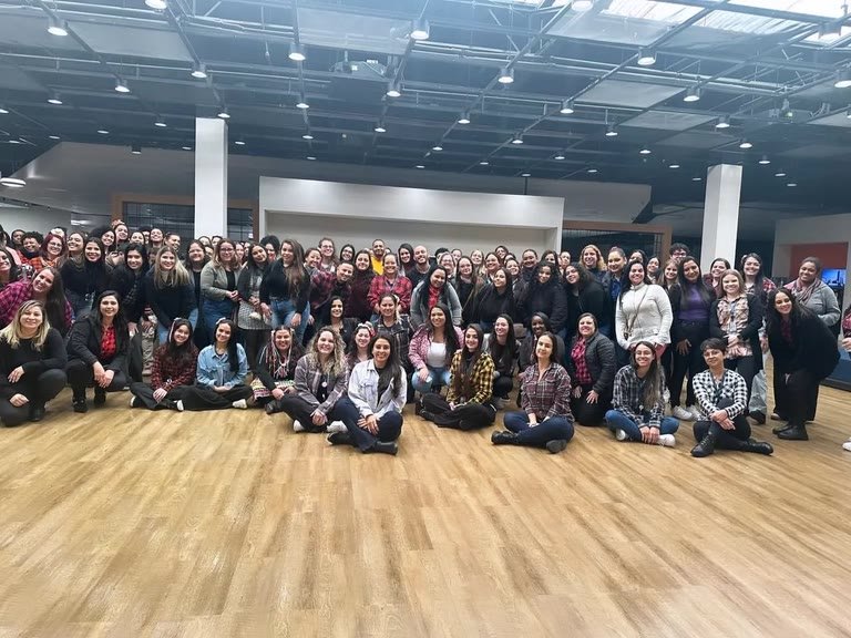 Turma numerosa reunida para foto ao final de um treinamento corporativo